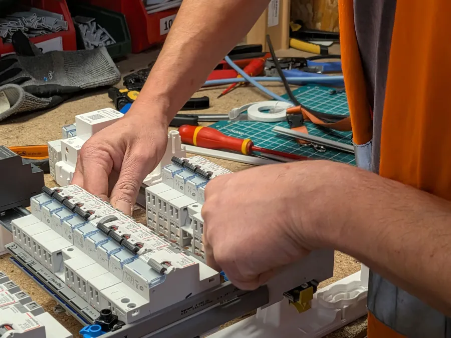 Tableau électrique précâblé dans l'atelier Pro'fil