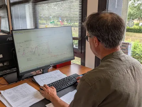 Un technicien du bureau d'études Pro'fil