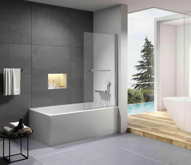 Salle de bains avec baignoire et pare-baignoire