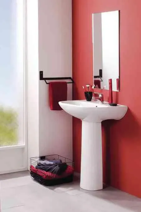 Lavabo sur colonne dans une salle de bains