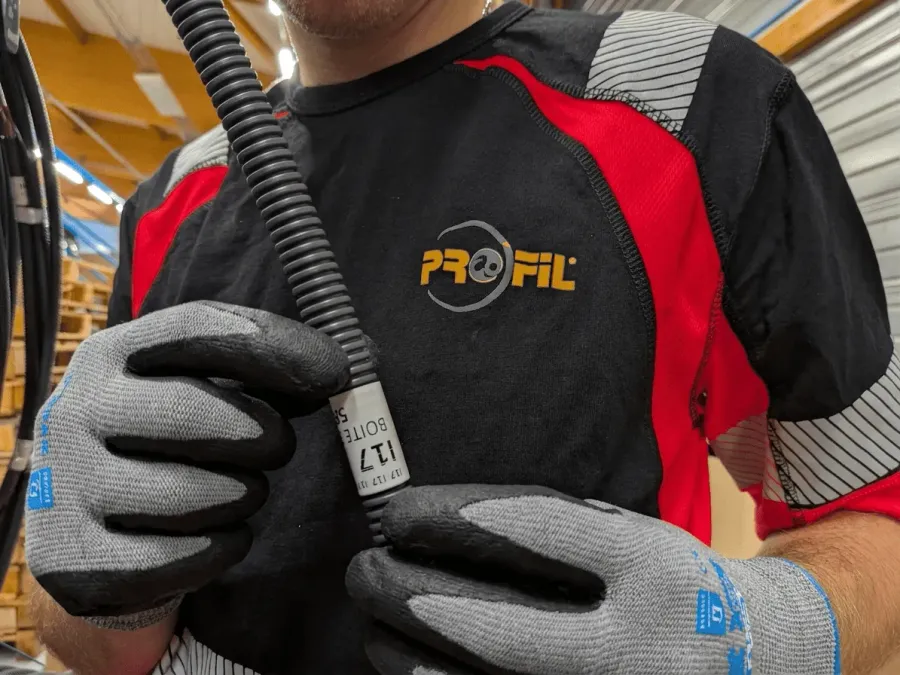 Un collaborateur Pro'fil présente une pieuvre électrique