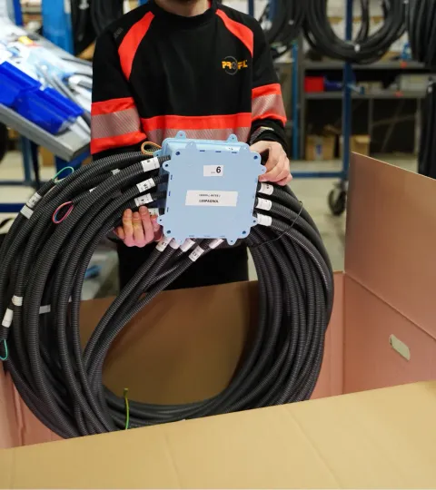 Un opérateur Pro'fil prépare une pieuvre électrique