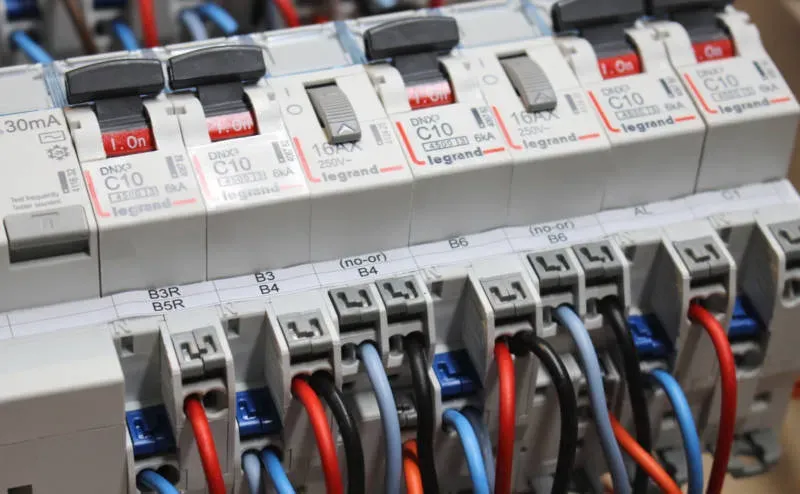 Intérieur d'un tableau électrique câblé et organisé